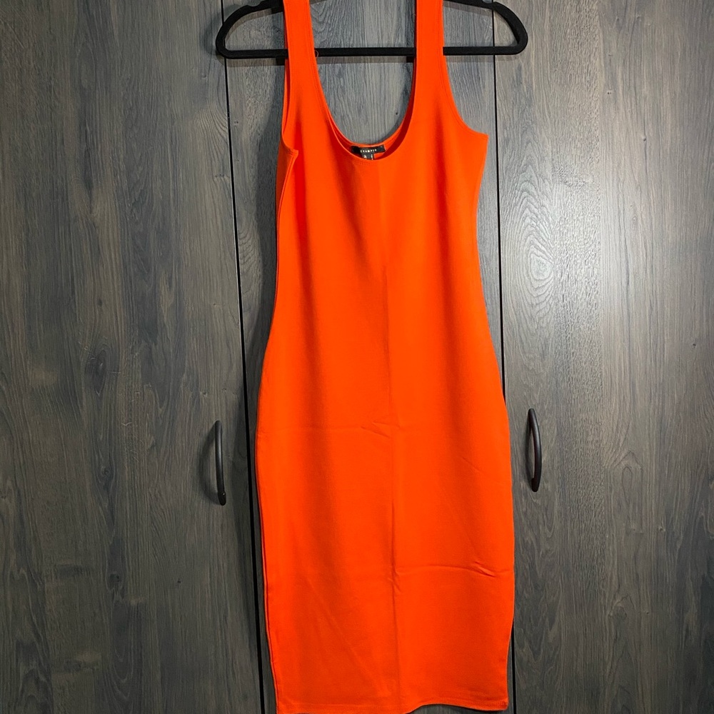 Cute orange sleeveless dress!